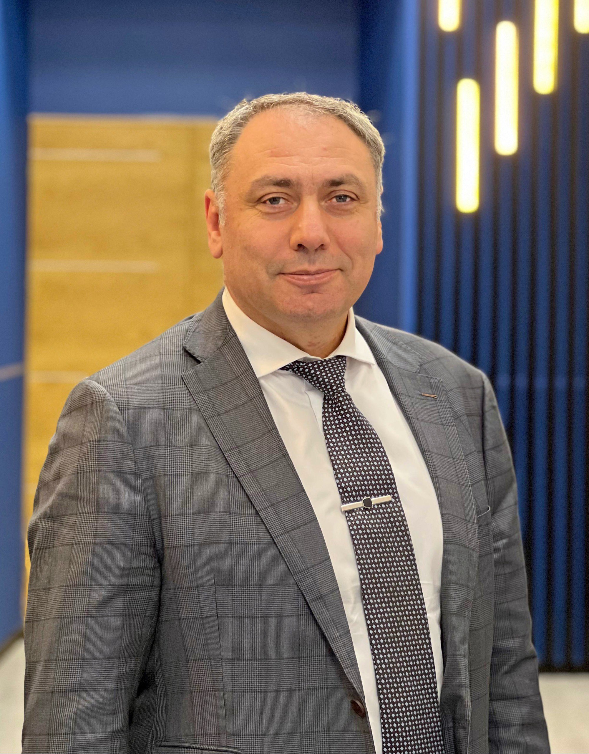 Председателем Комитета по здравоохранению назначен Андрей Михайлович Сарана Имя Андрея Сараны хорошо знакомо медицинской общественности Санкт Петербурга Андрей Михайлович начал работать в Комитете по здравоохранению в 2019 году Он курировал организацию работы стационарных учреждений На время его работы пришлось самое тяжелое для здравоохранения время эпоха пандемии COVID 19 которая продолжалась более 3 лет Андрей Михайлович непосредственно руководил перепрофилированием стационаров а также оснащением всем необходимым кислородом расходными материалами и лекарствами За время пандемии в Петербурге были построены 6 корпусов трансформеров для лечения инфекционных больных Также с 2019 по 2024 год Санкт Петербург при участии Андрея Сараны успешно реализовывался национальный проект Здравоохранение Самые большие изменения произошли в сфере борьбы с онкологическими и сердечно сосудистыми заболеваниями В нашем городе создана сеть из 20 амбулаторных центров онкологической помощи ЦАОПов а стационарная помощь сконцентрирована в 4 ведущих городских онкоцентрах оснащенных самым передовым оборудованием Для больных с острыми коронарными катастрофами функционирует сеть из 17 региональных сосудистых центров которые также получили самое современное оборудование В 2025 году наш город участвует в реализации новых национальных проектов Продолжительная и активная жизнь и Семья Основной задачей к 2030 году является увеличение ожидаемой продолжительности жизни петербуржцев до 80 лет Для этого необходимо и дальше совершенствовать профилактическое направление медицины улучшать диспансерное наблюдение за пациентами страдающими хроническими заболеваниями а также увеличивать доступность высокотехнологичной помощи Одним из приоритетов работы городского здравоохранения на ближайшие годы остается цифровизация медицины в частности внедрение единой медицинской информационной системы ЕМИАС в городских учреждениях