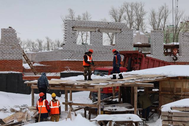 В Прибрежном продолжается строительство новой школы.  Там возводят 4-этажное здание на 1050 мест общей площадью 20 тысяч кв.м. На стройплощадке побывал заместитель Премьер-министра Башкирии Рустем Газизов. Обсудили темпы работ и усиление стройки.  На данный момент строительство выполнено на 25%. Каменщики завершили кирпичную кладку стен первого этажа, к объекту подводят инженерные коммуникации. Уже в конце января начнут устанавливать окна.    Подпишись на «Короче, Стерлитамак»