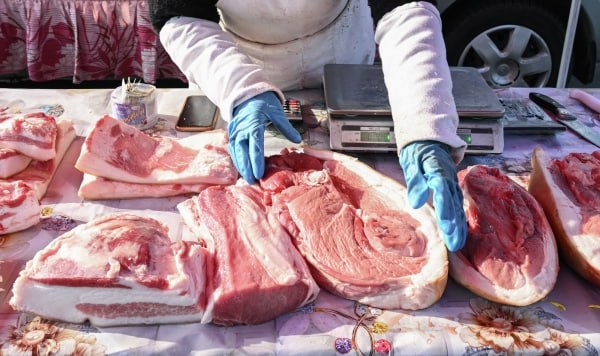 На Филиппинах сняли временные ограничения на поставки свинины из России Это также касается субпродуктов из этого мяса сообщил Россельхознадзор Там уточнили что филиппинское бюро животноводства провело комплексную оценку документации и мер контроля со стороны российской ветеринарной службы По итогам проверки признали достаточность надзора и эффективность принимаемых мер по уменьшению рисков распространения африканской чумы свиней В Федеральной службе по ветеринарному и фитосанитарному надзору РФ подчеркнули что отмена запрета открывает перспективы для российских производителей учитывая высокую ёмкость филиппинского рынка и растущий там спрос на качественную мясную продукцию Страны уже согласовали условия поставок свиной продукции На первом этапе право экспорта получили семь российских предприятий Подписаться на Говорит Москва Telegram VK MAX