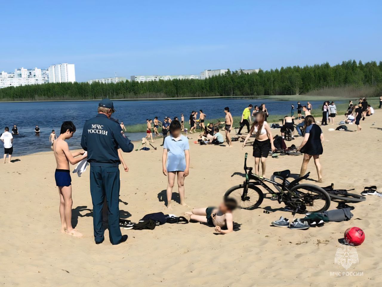 МЧС России предупреждает: не оставляйте детей у воды без присмотра С наступлением тёплой погоды жители Югры массово выбираются к водоёмам. Сотрудники ГИМС в ходе ежедневных патрулирований выявляют всё больше случаев, нахождения несовершеннолетних у воды без сопровождения взрослых. Это крайне опасно. Наиболее частая причина происшествий с детьми на воде — отсутствие рядом взрослых. На сегодняшний день в Югре нет ни одного открытого, оборудованного для купания пляжа. За купание в запрещённых местах и оставление детей без присмотра предусмотрена административная ответственность. МЧС России напоминает: купайся только там, где разрешено и безопасно; не ныряй в незнакомых местах — дно может быть опасным; не заплывай за буйки — дальше может быть течение; держись подальше от лодок и катеров; не заходи в воду в нетрезвом состоянии; никогда не отпускай детей к воде без присмотра. Даже на минуту. Безопасность начинается с тебя. МЧС ХМАО-Югры