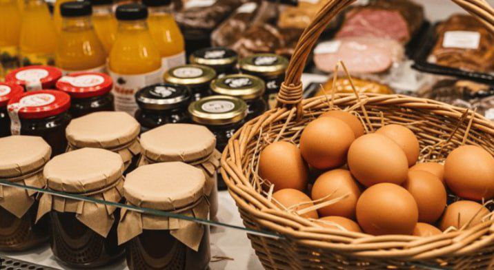 ГОСТ на фермерскую продукцию вступает в действие в РФ с 1 января 2026 года Первый в РФ ГОСТ для фермерской продукции вступил в силу с 1 января 2026 года По данным Росстандарта ГОСТ Р 72236 2025 Реализация фермерской продукции Информация для потребителей Общие требования разработанный Роскачеством будет применяться организациями и индивидуальными предпринимателями оказывающими услуги по реализации фермерской продукции Документ закрепляет единые требования к идентификации и маркировке этой продукции что позволит защитить интересы как добросовестных производителей так и потребителей Он предусматривает визуальную идентификацию фермерских зон в каналах продаж понятную и достоверную информацию о производителе название хозяйства местонахождение составе продукта и его особенностях Стандарт призван дать покупателю уверенность в том что он действительно поддерживает малого отечественного производителя и получает фермерский продукт говорилось в сообщении Росстандарта после утверждения ГОСТа Как заявляла министр сельского хозяйства Оксана Лут на международной выставке Югагро в ноябре доля фермеров в производстве сельхозпродукции в последние годы остается стабильной 15 плюс минус Но есть различия по отраслям По предварительным данным Росстата в 2025 году на долю фермерских хозяйств пришлось 29 3 от общего сбора зерна 40 8 семян подсолнечника 10 8 сахарной свеклы 17 картофеля 24 овощей С 2026 года в РФ запускается новый федеральный проект по поддержке малого агробизнеса его финансирование предусмотрено в 14 5 млрд рублей что практически соответствует показателю 2025 года tradewithoutborders торговлябезграниц импорт экспорт ГОСТ фермерскаяпродукция Торговля без границ Экспорт Вашей продукции Решение любых вопросов ВЭД