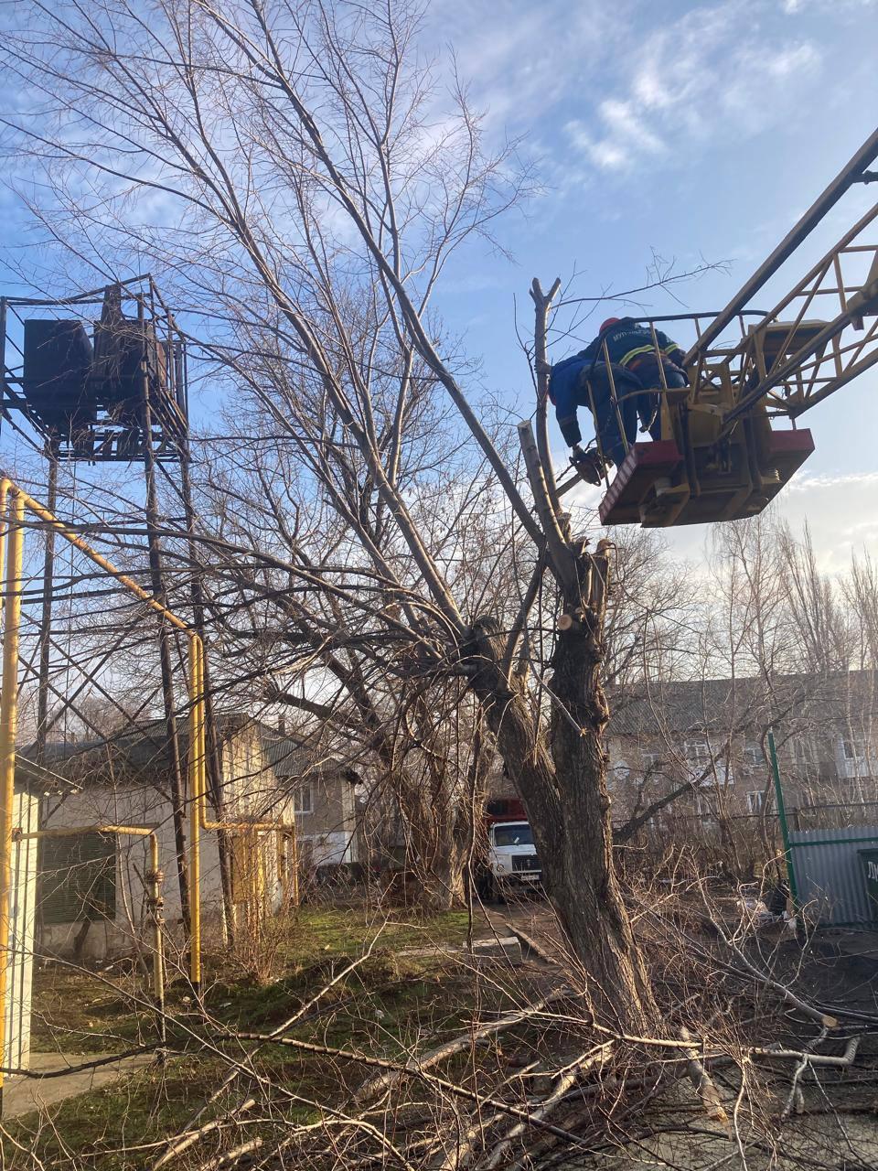 Ульяновцы продолжают работу по спилу аварийных деревьев в Лутугинском муниципальном округе  Ульяновцы продолжают благоустройство и санитарную обрезку аварийных деревьев в населенных пунктах Лутугинского муниципального округа. В пгт. Успенка  Успенка-1  специалисты спилили ветки рядом со зданием амбулатории и отремонтировали ее кровлю. В г. Лутугино и пгт. Успенка благоустроили охранные зоны низковольтных воздушных линий.   -Наша ремонтно-восстановительная бригада сегодня вновь работала в г. Лутугино. Электрики провели обрезку деревьев и сухих кустарников в охранной зоне низковольтной воздушной линии. Аналогичную работу выполнили в пгт. Успенка. А в пгт. Успенка  Успенка-1  спилили деревья, которые ранее были признаны аварийными в результате обследования, - рассказали в МУП "УльГЭС".