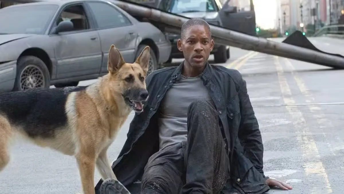 Сиквел вампирского триллера Я легенда снимет режиссёр Крида 2 Warner Bros определилась с режиссёром для сиквела постапокалиптического триллера Я легенда им станет Стивен Кейпл младший известный по Криду 2 и Трансформерам Восхождение Звероботов Главную роль в фильме вышедшем в 2007 году сыграл Уилл Смит он вернётся к роли С ним сыграет Майкл Б Джордан также появившийся во франшизе Крид В основу первой части легла книга Ричарда Мэтисона под тем же названием и концовки фильма и книги различаются По словам Кейпла младшего канонической для сиквела будет именно книжная концовка но как именно в фильме будет присутствовать герой Смита неясно Первый фильм серии снял Фрэнсис Лоуренс франшиза Голодные игры а за сценарий отвечал в том числе Акива Голдсман Игры разума По сюжету жителей Земли поражает таинственная эпидемия превращающая их в вампиров Единственный оставшийся в живых человек пытается разгадать загадку вируса и найти противоядие Даты релиза у фильма пока нет Warner Bros   Следуй за КИНОТВ