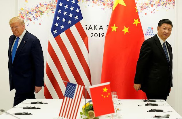 Трамп заявил, что не ищет встречи с Си, но может посетить Китай    Президент США Дональд Трамп заявил, что не стремится к встрече с председателем КНР Си Цзиньпином, но добавил, что может посетить Китай по приглашению Си Цзиньпина, которое, по словам Трампа, было направлено.    «Я, возможно, поеду в Китай, но только по приглашению председателя Си, которое уже было направлено. В противном случае — никакого интереса!» — заявил Трамп в Truth Social.    Помощники Трампа и Си обсудили возможную встречу лидеров во время поездки президента США в Азию в конце этого года, сообщали ранее источники Reuters.      Хотя планы встречи еще окончательно не согласованы, обсуждения по обе стороны Тихого океана включают возможную остановку Трампа во время саммита Азиатско-Тихоокеанского экономического сотрудничества в Южной Корее или переговоры в кулуарах мероприятия, которое пройдет с 30 октября по 1 ноября, сообщили источники.    Аналитики утверждают, что третий раунд торговых переговоров между США и Китаем, который проходит на этой неделе в Стокгольме, может заложить основу перед саммитом лидеров стран-членов осенью.  Источник: Reuters    Если полезно, поставьте лайк    #Китай #США