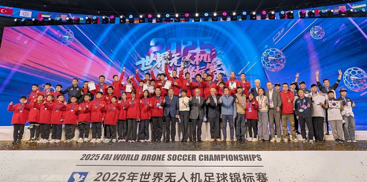 Чемпионат мира по дрон футболу прошел в Шанхае Новый вид спорта признан международной федерацией аэронавтики совсем недавно в 2025 году Шанхайский чемпионат наглядно показывает тренд на развитие высоких технологий и вовлечение молодежи через спорт Недавно АЭРОНЕКСТ объявил о разработке формата новых инженерных соревнований DRONOSAPIENS GAMES где превосходство определяется не моторикой оператора а интеллектуальными способностями дрона Подробности читайте здесь БАС Аэронекст dronosapiens кадры технологии Подписывайся на Аэронекст