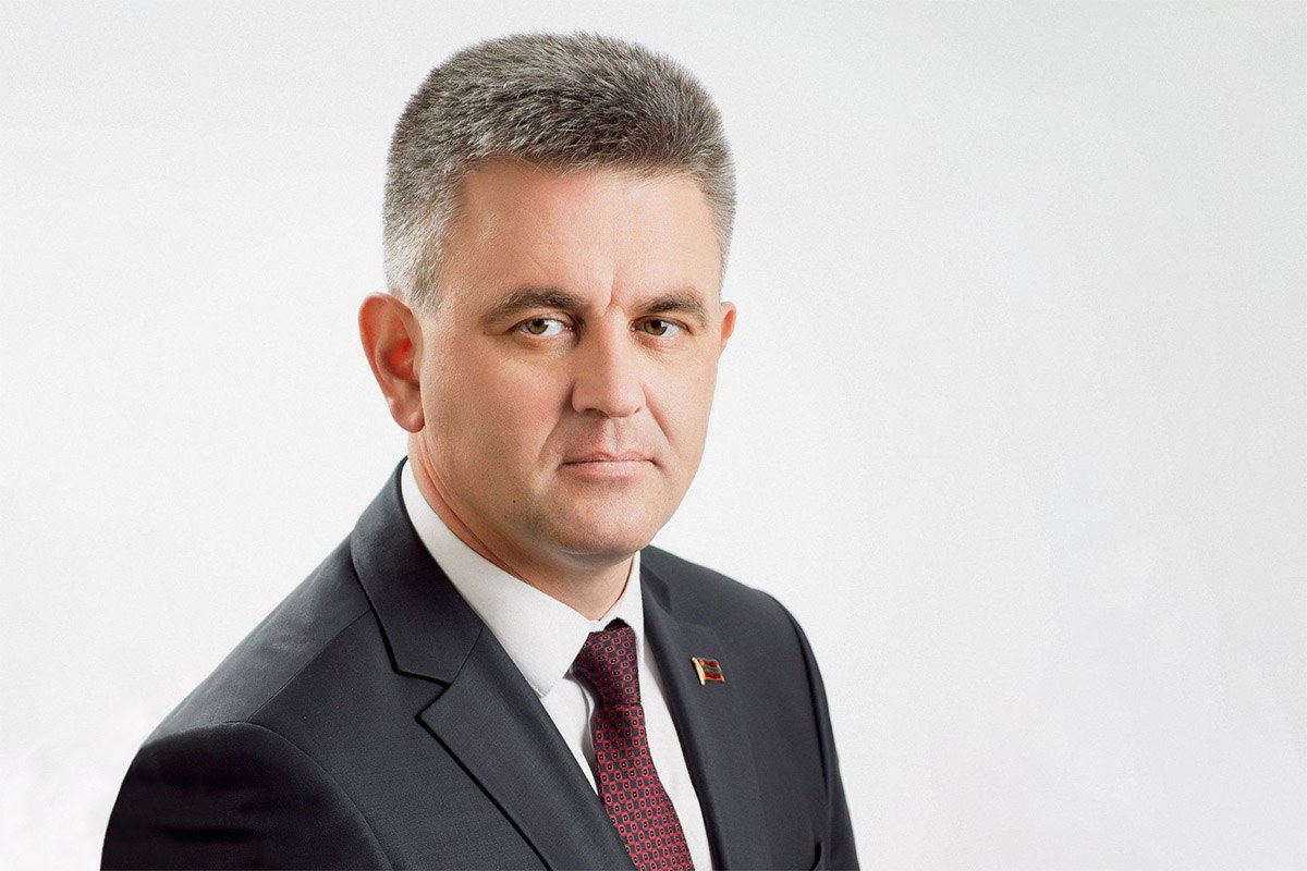 В Приднестровье отмечают День библиотек. Президент ПМР Вадим Красносельский поздравил работников библиотечной сферы с профессиональным праздником: «На книжных полках — сконцентрированные знания человечества, замечательные литературные произведения. Все они призваны расширить кругозор читателя, оставить след в его уме и сердце. Библиотечные фонды Приднестровья постоянно пополняются новинками, интересными широкому кругу читателей. Это художественная литература, научно-популярные издания и справочники, способствующие саморазвитию, прежде всего, молодых граждан. Эти новинки должны быть доступны и в электронном формате, что ставит перед нашими библиотеками новые задачи», — отметил глава государства в поздравлении.