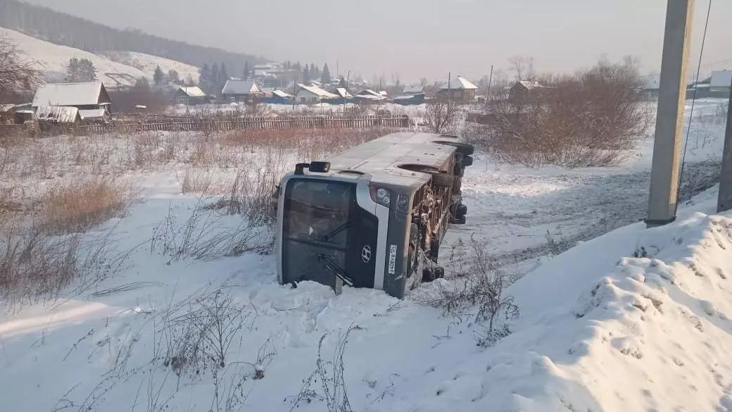 Автобус с пассажирами вылетел с дороги в Красноярском крае. Есть пострадавшие.  Авария произошла в Балахтинском районе на 191 километре автодороги «Шарыпово-Ужур-Балахта». Автобус «Хендай» с 10 людьми ехал из Кызыла в Красноярск, 54-летний водитель не справился с управлением и вылетел в правый кювет.   За медпомощью обратились двое. Их доставили в районную больницу Балахты. Остальных людей доставили в автовокзал поселка.