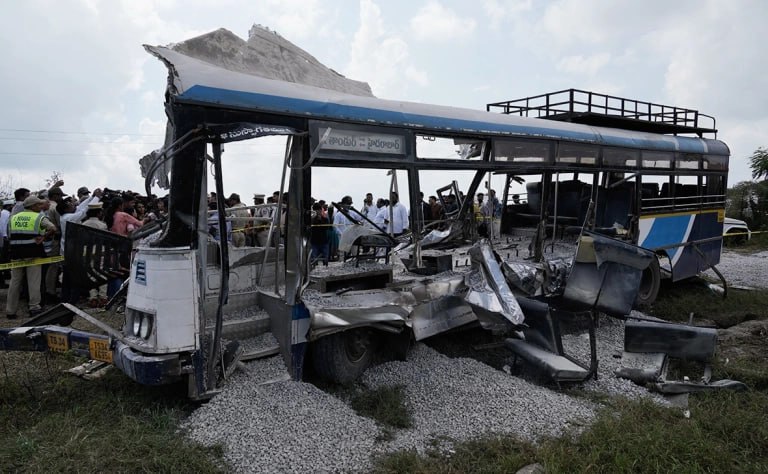 В Индии свыше 20 человек погибли при столкновении автобуса с грузовиком Авария произошла в южном штате Телангана По меньшей мере 24 человека погибли ещё несколько получили ранения когда грузовик перевозивший гравий столкнулся лоб в лоб с автобусом государственной дорожно транспортной корпорации Об этом сообщает газета Hindustan Times Уточняется что всего в салоне находились около 70 человек После столкновения гравий засыпал пассажиров По предварительной версии водитель большегруза превысил скорость и не справился с управлением На месте автокатастрофы работают экстренные службы Для извлечения людей задействовали тяжёлую технику Подписаться на Говорит Москва Telegram VK MAX