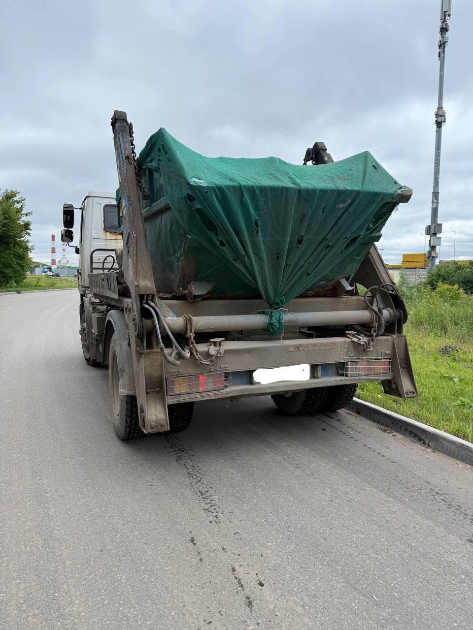 В Химках прошло совместное мероприятие по пресечению незаконного сброса и перевозки строительных отходов.     Приняли участие сотрудники Минэкологии, Минчистоты, ГУРБ МО и МВД РФ.     Результаты в цифрах:   ⏺ проверено 34 самосвала, из которых 3 водителя были без необходимых документов   ⏺ предотвращен сброс 50 кубометров строительного мусора   Надзор Минэкологии в Подмосковье продолжается!