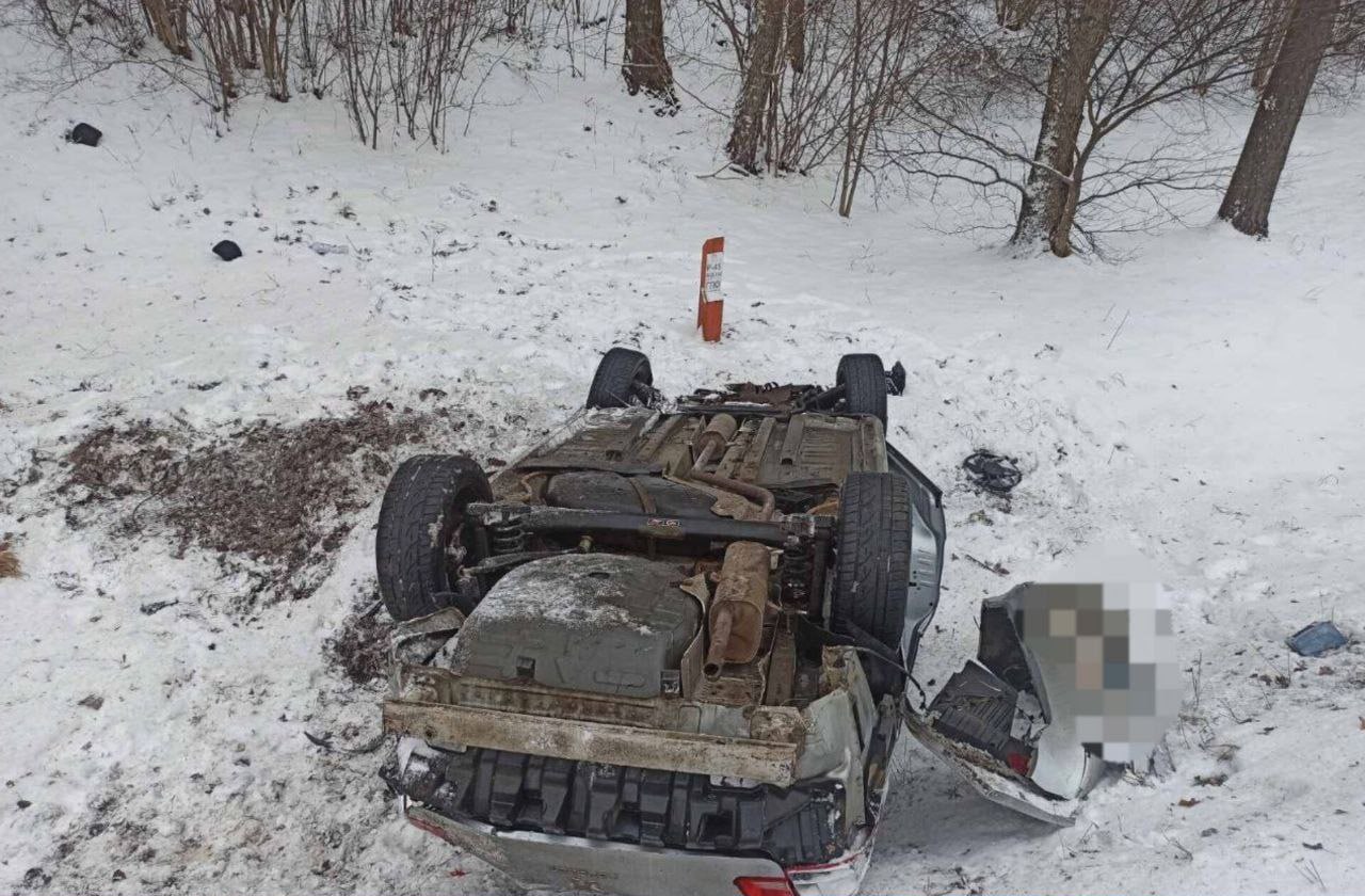 В Глубокском районе перевернулся автомобиль Peugeot, находящиеся в нем пассажиры получили травмы  По предварительной информации, 25-летний водитель автомобиля Peugeot, не справился с управлением, выехал за пределы проезжей части и совершил съезд в левый кювет.  В результате происшествия пассажиры 28, 48 и 49 лет попали в больницу с травмами.