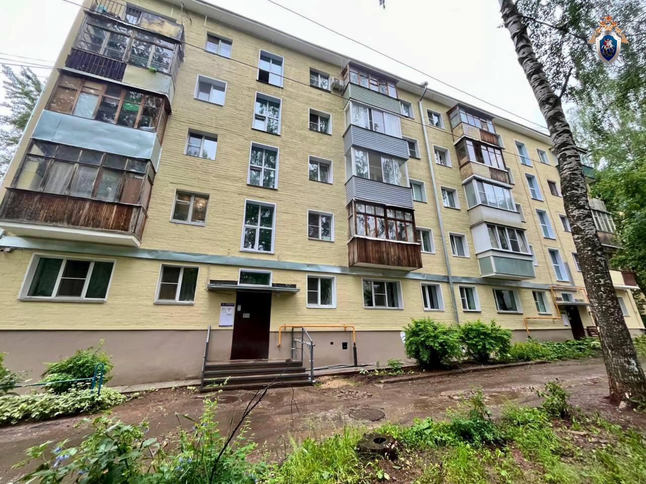 Девочка 2022 года рождения выпала из окна 4 этажа дома по ул. Ломоносова в Кирове, навалившись на москитную сетку. Ребёнок с травмами госпитализирован в медучреждение, ей оказывается вся необходимая помощь. Жизни и здоровью девочки ничто не угрожает. Следователи проводят проверку инцидента, сообщили в следкоме.