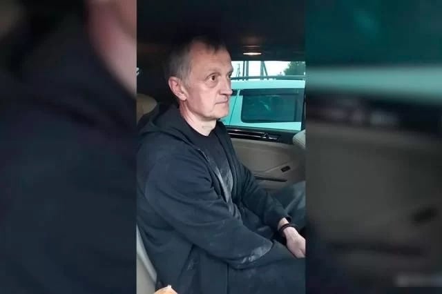 Бывший чиновник Минсельхоза скрывался 12 лет, используя фальшивые документы Олег Донских, ранее возглавлявший департамент административной работы Минсельхоза России, в течение 12 лет скрывался от правосудия и использовал поддельные удостоверения личности, чтобы избежать уголовного преследования. Об этом сообщается в материалах уголовного дела. Бывший чиновник находился в федеральном розыске по обвинению в причастности к хищению свыше 2 миллиардов рублей. Источников официального дохода в период бегства он не имел. В июне 2024 года его задержали в Истринском районе Московской области. Согласно материалам следствия, Донских фигурирует в девяти эпизодах преступной деятельности. Уголовное дело возбуждено по части 4 статьи 159 УК РФ мошенничество в особо крупном размере , санкция которой предусматривает до 10 лет лишения свободы. Следствие полагает, что в 2007–2008 годах Донских, действуя совместно с предпринимателями из Липецкой области, похитил крупные кредиты, выданные АО «Россельхозбанк», а также средства, полученные от «Росагролизинга», предназначенные для строительства агропромышленных объектов — в том числе спиртзавода, элеватора и молочной фермы. Соучастники Донских — Сергей Бурдовский и Игорь Коняхин, руководившие компаниями «Межрегионторг+» и «Липецкагротехсервис», были задержаны еще в 2012 году. В 2017 году суд приговорил их к девяти и одиннадцати с половиной годам заключения соответственно, пишет «РИА Новости». Фото: ЦОС ФСБ РФ, источник: РИА Новости