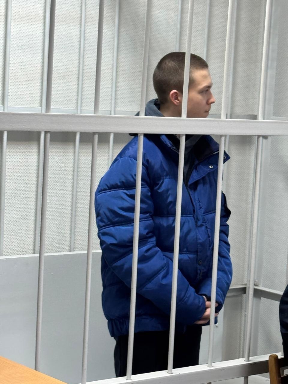 Дело студента ворвавшегося с ножом в архангельский техникум передано в суд Региональная прокуратура утвердила обвинительное заключение по уголовному делу в отношении бывшего учащегося ГБПОУ АО Архангельский техникум строительства и экономики Артемия Корюкова Напомним 29 сентября бывший учащийся архангельского техникума строительства и экономики зашёл в здание предъявив просроченный студенческий ворвался в один из кабинетов и напал с ножом на преподавателя Помешать парню попыталась социальный педагог которая также получила ранение Обе были госпитализированы в больницу Задержали отморозка четверо учащихся которых он ранить не смог хоть и пытался и передали прибывшим сотрудникам полиции Причина чудовищного поступка заключалась в том что молодой человек был недоволен результатами своей учебы в техникуме и связывал это с предвзятым к нему отношением преподавателей Кроме того как стало известно Артемий обвиняется не только в покушении на убийство двух лиц но и в участии в террористической организации Речь идёт о том самом Колумбайне движение признано террористическим и запрещено на территории РФ По версии следствия молодой человек разделяя эту идеологию приискивал и распространял в социальных сетях а также среди обучавшихся совместно с ним студентов информационные материалы пропагандирующие совершение нападений на образовательные учреждения Уголовное дело расследовано в первом отделе по расследованию особо важных дел о преступлениях против личности и общественной безопасности Следственного управления СУ СК России по Архангельской области и Ненецкому автономному округу и направлено для рассмотрения по существу в суд сообщили в пресс службе прокуратуры Архангельской области и НАО Как стало известно ИА Эхо СЕВЕРА Артемий признал вину по всем статьям По теме также читайте материал Портрет социопата Фото Ломоносовский районный суд Архангельска