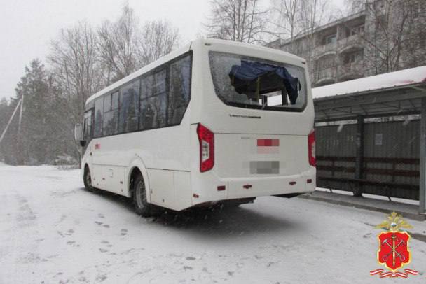 Под Приозерском разыскивают неизвестного, который расстрелял пассажирский автобус из пневматики. Инцидент произошел в поселке Кузнечное.  Пострадавших нет. У машины разбито заднее стекло.