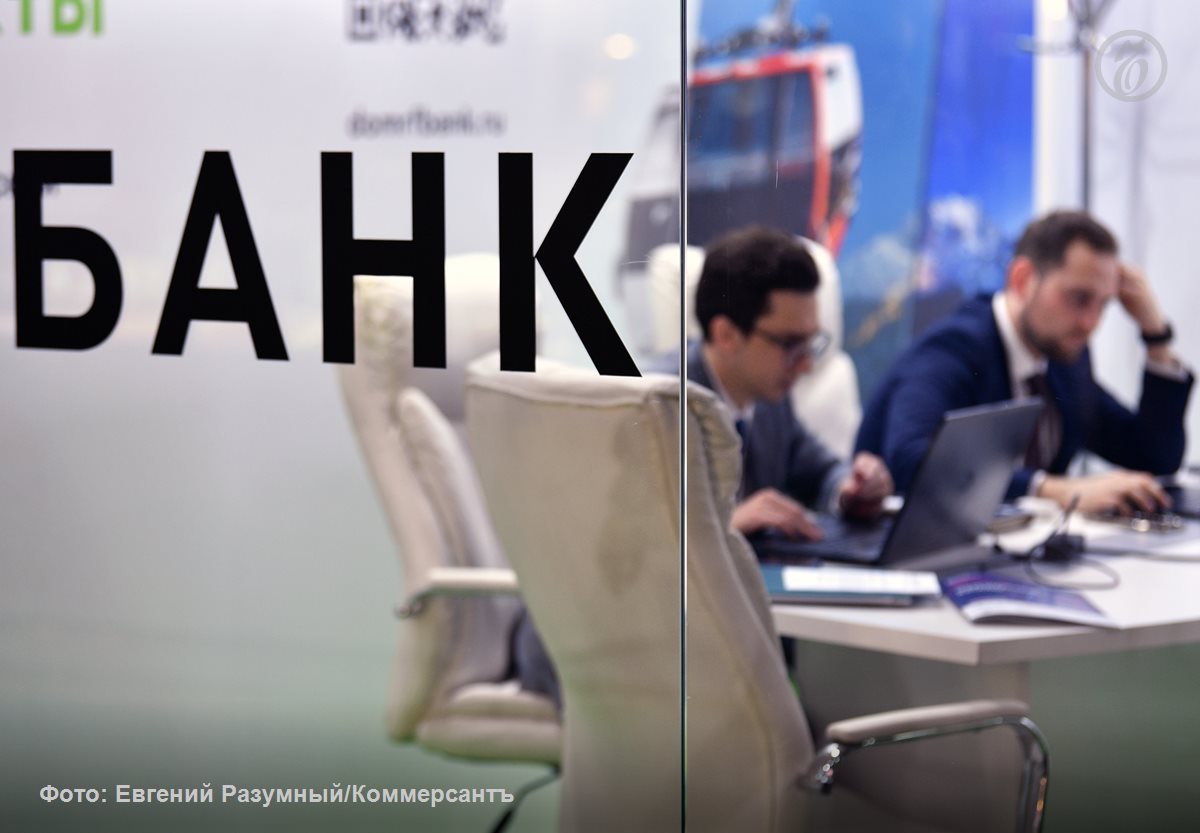 Объем выдачи кредитных карт в сентябре сократился на 35 по сравнению с августом и составил 141 51 млрд руб Этот сегмент сезонно снижается в сентябре однако в этом году падение оказалось сильнейшим за четыре года В основном это произошло из за снижения на 27 среднего лимита по картам который откатился до полуторагодового минимума Причины в изменении регулирования ЦБ активизации выдачи кредитных карт банковскими дочками маркетплейсов и общем снижении качества кредитов Заметного оживления в сегменте эксперты до конца года не ждут Подробнее в материале Ъ Подписывайтесь на Ъ Оставляйте бусты