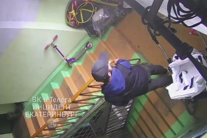 Кража велосипеда из подъезда пятиэтажки попала на камеру в Екатеринбурге  Из подъезда пятиэтажного дома по улице Самолетная, 43 у екатеринбуржца украли велосипед, сообщает Telegram-паблик «Инцидент Екатеринбург».  Кража была совершена в понедельник утром, 23 июня с 4 этажа, рассказал подписчик. Подозреваемый в краже попал на видео. В комментариях к посту говорится, что вора не смутила даже камера видеонаблюдения.  На все у похитителя ушло около двух минут.: в 10.37 мужчина поднялся на этаж, в 10.39 спустился с велосипедом.  [vkvideo id=-1167987_456240328]  Пострадавший собирается обратиться в полицию. «Дак чё медлишь то, беги пиши, странные люди все надеются что вернут », — замети еще один комментатор  орфография и пунктуация автора сообщения сохранена — прим. Uralweb .  Многие читатели также отметили, что если бы жильцы хранили свои личные вещи в квартире, а не превращали этаж в «личный хламовник», то велосипед был бы в большей сохранности.