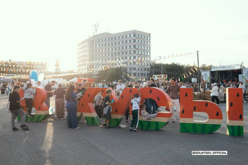 Оренбуржье Что происходит from Евгений Солнцев Лето прошло и у нас рекордные результаты турпотока С мая по август Оренбургскую область посетили 569 тысяч человек это на четверть больше чем за аналогичный период прошлого года В гостиницах гостевых домах санаториях глэмпингах было размещено 238 7 тыс человек Здесь рост 32 1 Уже говорил что ставлю себе задачу развивать нашу жемчужину озёра Соль Илецка Тем более стремиться есть куда как в организации отдыха так и в развитии инфраструктуры Есть и повод для радости это рост количества посетителей В сезоне 2025 года на курорте Солёные озёра отдохнули и оздоровились 1 6 млн туристов В прошлом году эта цифра была меньше на 400 тысяч Значит движемся в правильном направлении Туристический сезон прошёл успешно во многом благодаря участию Оренбуржья в нацпроекте подробнее на канале Оренбуржье Что происходит