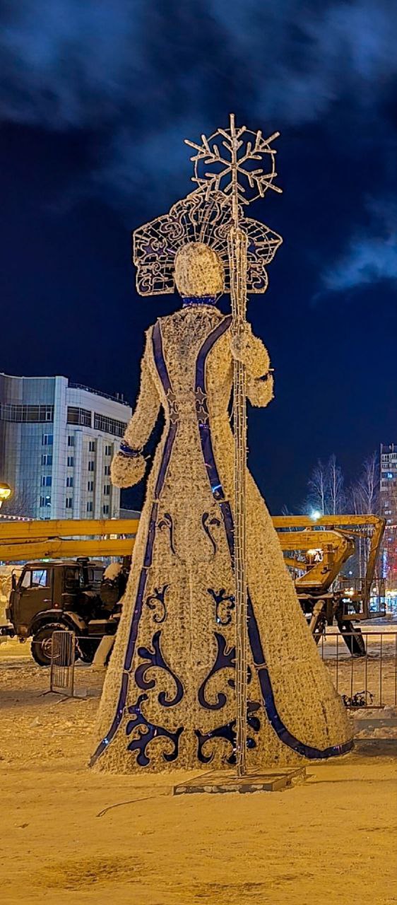 Гигантских Деда Мороза и Снегурочку без лица раскритиковали жители Нижневартовска в соцсетях Шестиметровые фигуры увешанные гирляндами установили на площади Нефтяников Местные такой новогодний вайб не оценили сказочных героев сравнили с киборгами и персонажами из Футурамы В администрации поспешили успокоить граждан и сообщили что фигуры заводские пока что готов каркас а лица добавят чуть позже твое лицо к концу года SHOT в MAX max ru shot