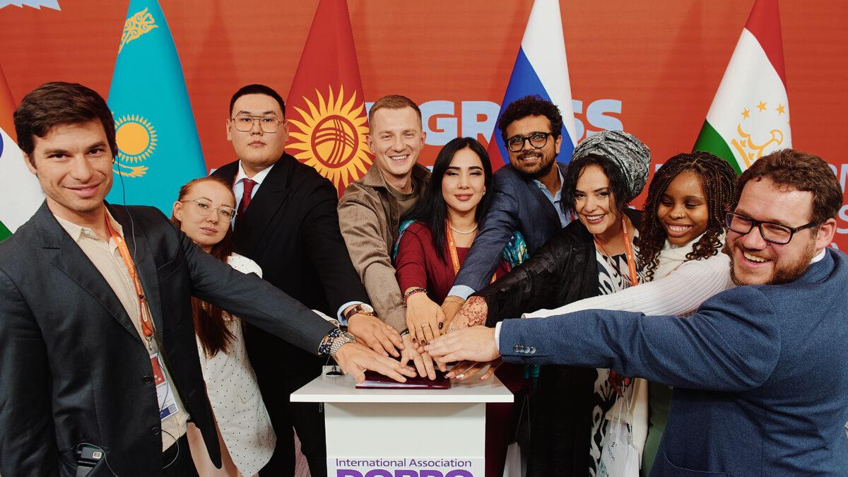 На Форуме МЫВМЕСТЕ учредили Международную ассоциацию добровольческих и некоммерческих организаций DOBRO Участие в учредительном съезде Международной ассоциации волонтёрских и некоммерческих организаций DOBRO приняли представители Беларуси Бразилии Индии Казахстана Кыргызстана России Таджикистана Узбекистана и ЮАР Главная цель Ассоциации укрепление международного гуманитарного сотрудничества между НКО стран участниц СНГ и других дружественных государств Объединение позволит обмениваться опытом и лучшими практиками проводить совместные образовательные программы исследовать гражданский сектор и предлагать решения способные развивать некоммерческий сектор как в каждой из стран так и на наднациональном уровне Среди основных принципов работы Ассоциации добровольность участия и равноправие членов открытость и прозрачность деятельности уважение человеческого достоинства и универсальных прав человека взаимное доверие и уважение культурных различий а также недискриминация инклюзивность и равные возможности для всех защита уязвимых групп включая детей и молодёжь приверженность деполитизированному гуманитарному сотрудничеству направленному на практическую помощь и устойчивое развитие Как сказал Президент Владимир Владимирович Путин у доброго сердца границ нет Сегодня мы претворяем планы в жизнь Мы это делаем ради того чтобы дружба которая сейчас у нас есть становилась нормой жизни практикой профессионального партнерства и лидерства которое страны берут на себя в продвижении гуманитарной повестки в мире Приглашаю в команду также финалистов Международной Премии МЫВМЕСТЕ вне зависимости от континента и страны у нас с вами общие цели и ценности милосердие гуманизм взаимовыручка и взаимопомощь Мы уверены что объединившись можно сделать гораздо больше рассказал председатель Комитета Государственной Думы по молодежной политике руководитель Добро рф Артем Метелев Подписаться на Добро Медиа