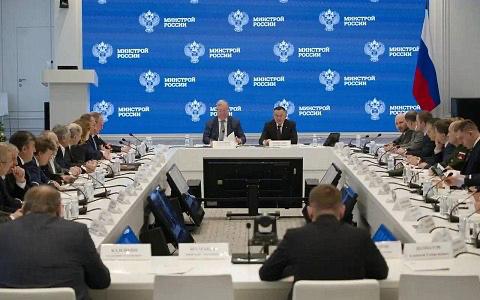 В Минстрое России прошло заседание Общественного совета Внести предложения в Стратегию развития строительной отрасли пересмотреть подходы к управлению домами и инициировать отдельное совещание по замене лифтового хозяйства предложили участники заседания Общественного совета при Минстрое России которое прошло в министерстве 24 декабря под председательством Сергея Степашина и Министра строительства и ЖКХ РФ Ирека Файзуллина В рамках повестки дня рассмотрено четыре основных вопроса направлений актуализации Стратегии развития строительной отрасли и ЖКХ до 2030 года предложения по комплексному пересмотру подходов к взаимодействию участников системы управления многоквартирными домами совершенствование работы негосударственной экспертизы и итоги реализации платформы для трудоустройства ветеранов СВО Свой труд Открывая заседание председатель Общественного совета при Минстрое России Сергей Степашин поблагодарил министра Ирека Файзуллина за совместную работу Общественный совет поднимает все важные проблемы отрасли и предлагает решения которые слышит министерство Он поблагодарил членов Общественного совета за хорошую работу отдельно отметил мощное развитие профориентационного проекта Я строитель будущего который успешно представил отрасль в Артеке в июне и совсем недавно на V Конгрессе молодых ученых в Сириусе Вице премьер Дмитрий Чернышенко отметил эту работу в письме Министру Однако перед отраслью поставлена задача обновления Стратегии развития что мотивирует к активной работе по ряду направлений среди которых особенно выделил доступность жилья замену лифтов и управление МКД Почти 100 тысяч лифтов нужно заменить Есть опасения что выполнить эту задачу в 230 году будет трудно Предлагаю провести отдельное мероприятие по этому вопросу сказал он Заместитель секретаря Общественной палаты России Владислав Гриб отметил интересную повестку заседания работу по существу и уникальные модели взаимодействия как с Минстроем так и с регионами через Ассамблею общественных советов Аудитор Счетной палаты Наталья Трунова подчеркнула что работа палаты и Общественного совета идет постоянно и имеет практический результат Министр строительства и ЖКХ России Ирек Файзуллин поздравил Общественный совет с лидирующим местом в рейтинге и отметил значимость взаимодействия федерального ведомства с профессиональным и экспертным сообществами и поблагодарил Совет за вовлеченность в исполнение задач нацпроекта Инфраструктура для жизни По итогам рейтинга за 2025 год Общественный совет при Минстрое России сохраняет лидирующую позицию в рейтинге всех Общественных советов органов исполнительной власти В своем докладе Министр отразил читать далее ассоциацияцентризыскания сроцентрпроектирования инженерныеизыскания проектирование proektirovschiki izyskateli sro ciz ru sro cp ru izyskateli info