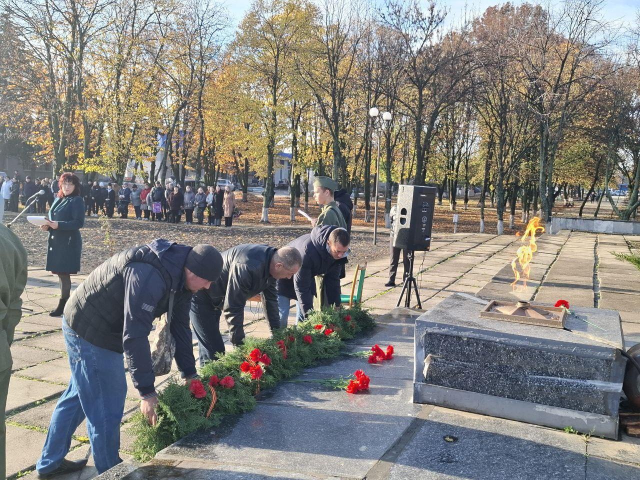 В честь Дня освобождения Нижних Серогоз от немецко фашистских захватчиков прошёл торжественный митинг 82 года назад Нижнесерогозский район был освобождён от немецко фашистских захватчиков Этот день навсегда останется в нашей памяти как символ героизма мужества и стойкости наших предков которые ценой своей жизни боролись за свободу и мир на нашей земле Их подвиг это пример для будущих поколений напоминание о том что единство и любовь к Родине способны преодолеть любые трудности Этот день напоминает нам о мужестве людей вернувших мир на родную землю Прошли десятилетия но память о тех событиях живёт в семьях в школьных уроках в традициях Важно сохранять эту связь она делает нас единым народом и даёт опору в сегодняшнем дне отметил Губернатор Херсонской области Владимир Сальдо 28 октября возле мемориала Скорбящая Мать состоялся торжественный митинг посвящённый этой важной дате В ходе мероприятия прозвучали проникновенные стихи исполнялись песни военной эпохи а участники возложили цветы и венки в память о погибших защитниках Родины В этот день все присутствующие выражали свою благодарность и уважение героям которые ценой своей жизни подарили нам возможность жить в свободной и мирной стране С поздравлениями к односельчанам обратился Председатель советов депутатов Нижнесерогозского МО Сергей Дашковский подчеркнув важность сохранения исторической памяти и единства народа Он напомнил о необходимости передавать память о подвигах героев из поколения в поколение чтобы не допустить забвения и горечи забытых трагедий Также с теплыми словами и искренними поздравлениями выступил Первый заместитель главы Нижнесерогозского МО Вадим Полищук подчеркнув важность памяти и уважения к нашим героям Этот день не только дань памяти но и напоминание о высокой цене мира и свободы которые завоевали наши предки Их подвиг живёт в наших сердцах вдохновляя на добрые дела и созидание Мы обязательно будем помнить их героизм передавая его из поколения в поколение чтобы уважение к прошлому укрепляло наше настоящее и будущее Пусть память о героях служит опорой для каждого из нас а их подвиг примером для всех поколений