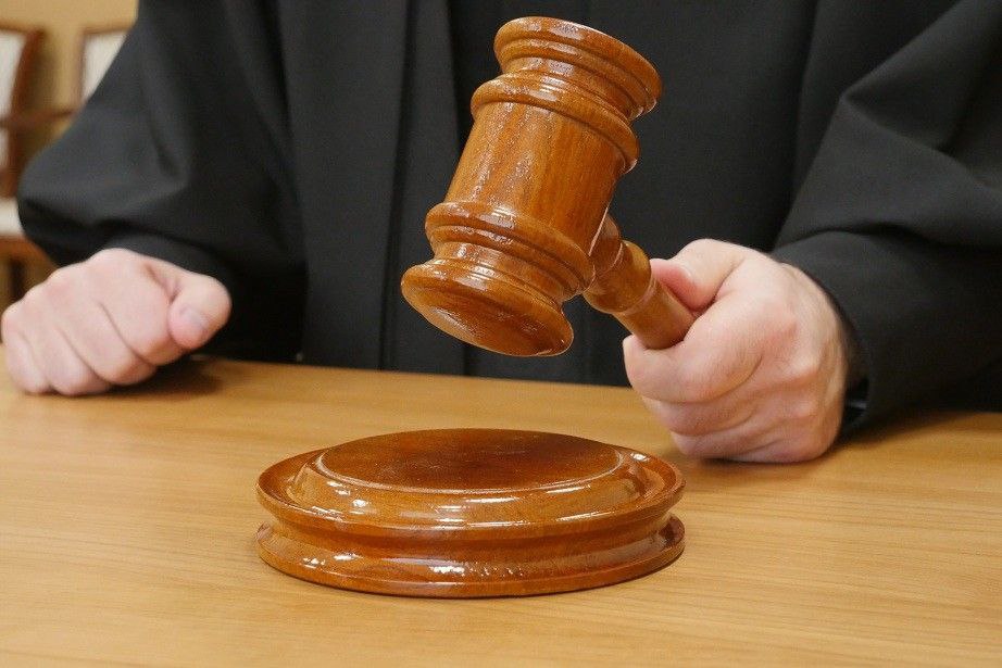 Новомосковец лишился автомобиля за повторное пьяное вождение Государственный обвинитель прокуратуры города Новомосковска представил обвинение в суде против 34-летнего местного жителя. Он был признан виновным по ч. 1 ст. 264.1 УК РФ за управление автомобилем в состоянии опьянения, несмотря на то, что ранее уже был подвергнут административному наказанию за аналогичное правонарушение. Об этом сообщает пресс-служба прокуратуры региона. В ходе судебного процесса с участием прокурора было установлено, что 27 марта 2025 года ночью житель Новомосковска, находясь в состоянии алкогольного опьянения, вновь сел за руль автомобиля марки «ВАЗ 21120» и передвигался по улице Гвардейской. Его действия были пресечены сотрудниками ГИБДД ОМВД России по городу Новомосковску. Суд назначил виновному наказание в виде 1 года принудительных работ с удержанием 10% из заработной платы в пользу государства, а также лишил его права управлять транспортными средствами на срок 3 года и конфисковал автомобиль в пользу государства. Источник