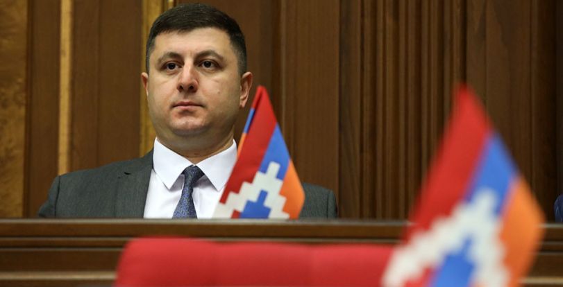 Азербайджан закрывает представительство Международного комитета Красного Креста  МККК , действующее на его территории. До этого, поэтапно, были свернуты программы ООН, закрыты корреспондентские бюро международных СМИ и другие международные структуры. Тем не менее, ни один влиятельный международный актор не отреагировал должным образом, написал на своей странице секретарь фракции парламента Армении «Честь имею» Тигран Абрамян.  По его словам, в условиях, когда в Азербайджане продолжают удерживать армянских пленных, страна покидает единственная международная организация, которая до июня текущего года посещала их, обеспечивала связь с родственниками, следила за состоянием их здоровья и так далее.  «Присутствие Красного Креста в условиях азербайджанского авторитаризма и беззакония обеспечивало определённую степень сдерживания и выполняло роль "третьего глаза", — отметил Абрамян.  Ни одна структура, организация или сверхдержава, заявляющая о приверженности правам человека и верховенству закона, не дала серьёзной реакции.  Азербайджан нужен им как инструмент для обхода России в энергетической и инфраструктурной сферах, как способ усадить Армению за стол переговоров и использовать против Ирана. В этих условиях демократия и базовые ценности прав человека уже никого не интересуют».