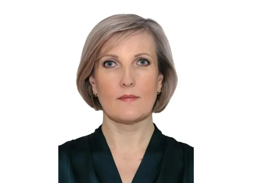 Ирина Кобзева стала замминистра культуры Якутии Глава Якутии Айсен Николаев подписал указ о назначении Ирины Александровны Кобзевой заместителем министра культуры и духовного развития Республики Саха Якутия Женщина прошла долгий путь от рядового педагога до руководящей должности в правительстве Ирина Кобзева имеет два высших образования Московский государственный гуманитарный университет и Московский финансово промышленный университет Синергия Но начинала она с самого низа В 1999 году преподаватель фортепиано в детском саду Аленушка в поселке Мохсоголлох Хангаласского улуса В 2005 м перешла преподавателем теоретических дисциплин в Верхне Бестяхскую детскую музыкально художественную школу С 2006 по 2013 годы преподавала в филиале в селе Верхне Бестях Булгунняхтахской детской музыкально художественно хореографической школы Первое руководящее кресло получила в 2013 году стала директором Мохсоголлохской детской школы искусств И проработала там 10 лет С 2023 года и до последнего времени была директором Детской школы искусств 2 города Якутска Фото правительство Якутии