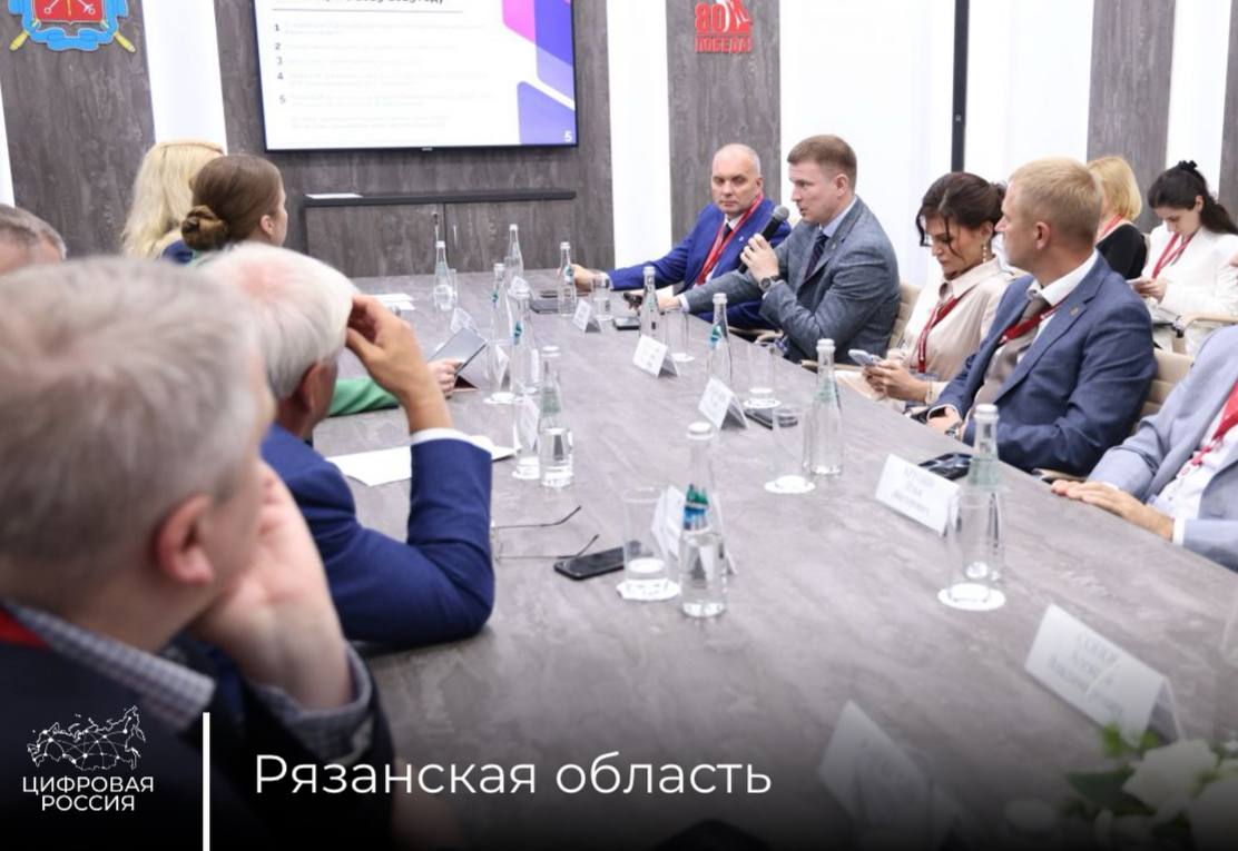 Рязанская область представила опыт внедрения «Единой цифровой карты жителя» на ПМЭФ-2025 На площадке Петербургского международного экономического форума прошла панельная дискуссия «Цифровой ключ к комфортной жизни», где региональный координатор партпроекта «Цифровая Россия», министр цифрового развития Рязанской области Максим Соников представил успешный опыт реализации проекта «Единая цифровая карта жителя». «Единая цифровая карта жителя» — это комплексное решение, объединяющее в одном носителе множество функций: от транспортного приложения до доступа к социальным услугам и программам лояльности. Такой подход позволяет упростить процесс пользования общественным транспортом, сделав его более удобным и прозрачным для всех категорий граждан, особенно для льготников. Максим Соников Проект стартовал в 2022 году. На сегодняшний день в регионе выдано около 40 тысяч карт, и льготный проезд полностью переведен в цифровой формат. Держатели карты уже совершили более 5,5 миллионов транзакций в общественном транспорте. Кроме того, карта предоставляет доступ к программам лояльности, мерам поддержки и различным социальным и культурным сервисам. В ближайшем будущем ожидается интеграция Карты счат-ботом «Робот Макс» на платформе «Госуслуги». Объединение сервисов позволит расширить функциональность карты и сделать взаимодействие пользователей с цифровыми сервисами еще более удобным и интуитивно понятным.