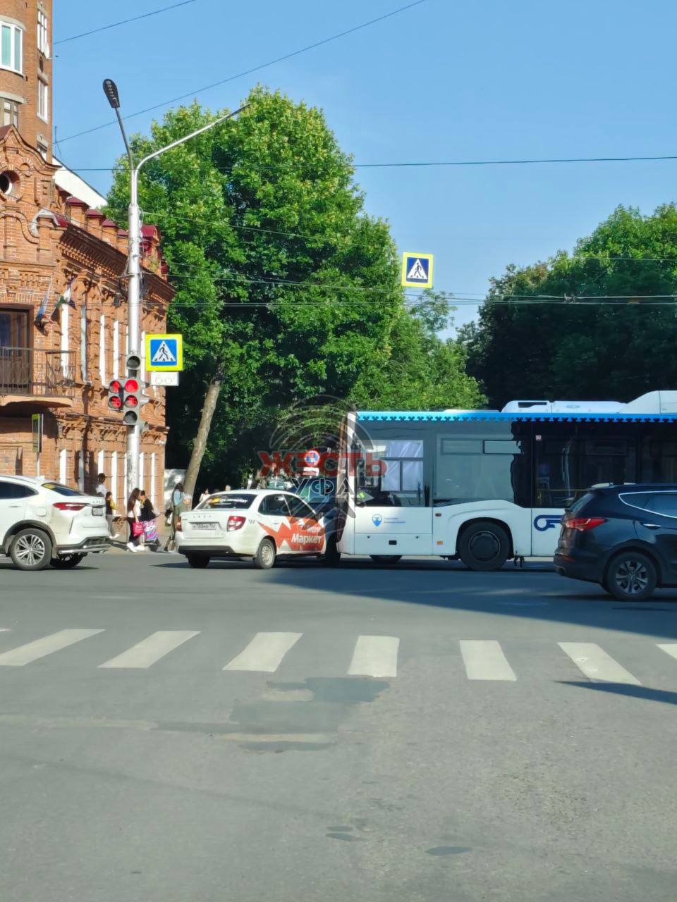 ДТП в Уфе: такси и автобус Башавтотранса не поделили дорогу  На пересечении улиц Цюрупы и Достоевского в Уфе произошло ДТП с участием такси и автобуса Башавтотранса. Обстоятельства происшествия выясняются. Судя по всему, кто-то из водителей явно торопился.    Жесть Уфа - подписаться   Прислать новость: