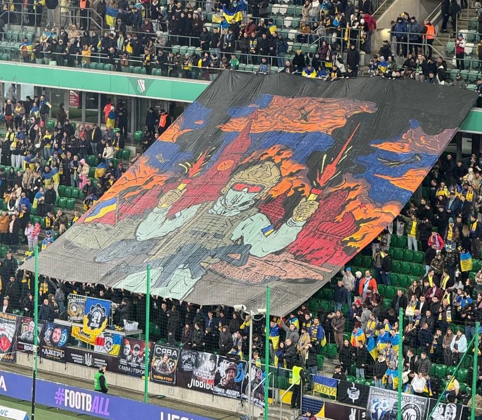 Поклонники укронацистов вывесили плакат с полыхающим Кремлем на матче с Исландией Баннер развернули посреди заключительного матча отборочного этапа на чемпионат мира по футболу УЕФА эту ситуацию проигнорировал По правилам УЕФА сборную Украины должны были наказать за использование предметов для передачи провокаций которые не соответствуют духу спорта и имеют политический характер Впрочем адекватной реакции от ассоциации уже давно никто не ждет Подпишитесь на Абзац TG VK Дзен MAX Rutube