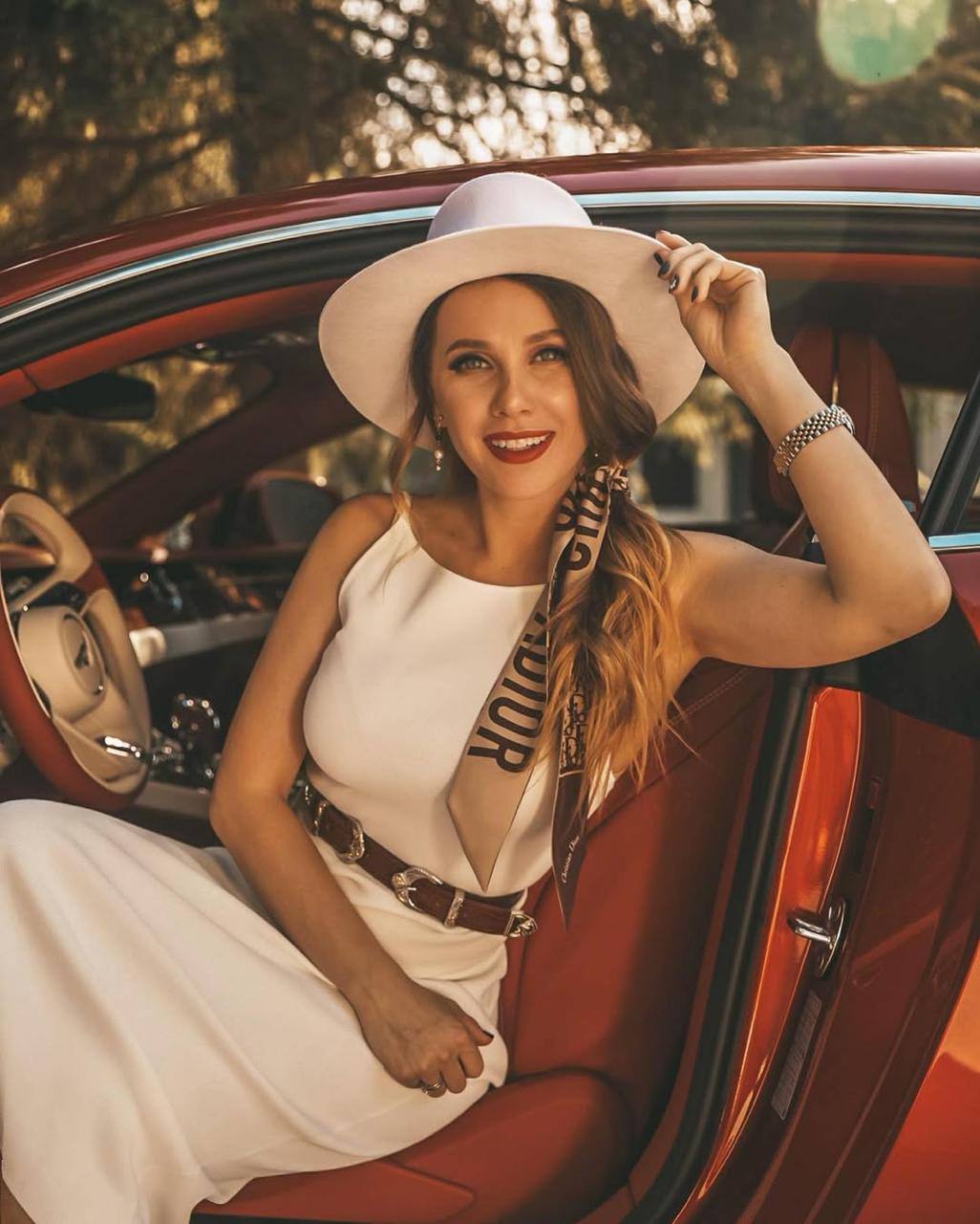 Против блогера Лизы Миллер возбуждено уголовное дело Блогершу подозревают в отмывании денег в особо крупном размере По данным следствия в 2020 2022 годах она уклонилась от уплаты налогов на сумму свыше 130 миллиона рублей а потом легализовала часть средств путем финансовых операций Лиза находится не в России Ей планируют предъявить заочные обвинения и объявить в розыск ВПШ