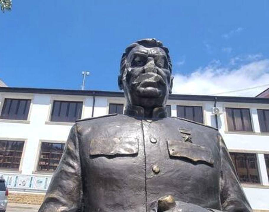 Вандалы осквернили памятник Сталину в Цхинвале  Предварительно установлено, что скульптуру повредили трое молодых людей. Проводятся оперативно-разыскные мероприятия, сообщили в МВД.  Sputnik-Ossetia