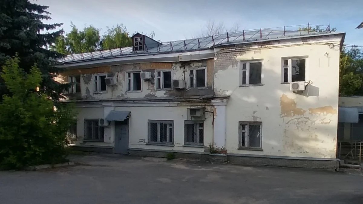 Нижегородская мэрия намерена продать трехэтажное нежилое здание на улице Большой Покровской 37А Вместе с ним на торги выставят земельный участок площадью 1 8 тыс кв м который числится по улице Грузинской Соседний расселенный дом 35Д власти изымают у арестованного бизнесмена Дмитрия Дзепы Ранее областное правительство анонсировало создание Еврейского квартала в районе синагоги на Грузинской улице однако пока его концепцию не представили Фото Яндекс Карты Подписывайтесь Проходите наш мини опрос