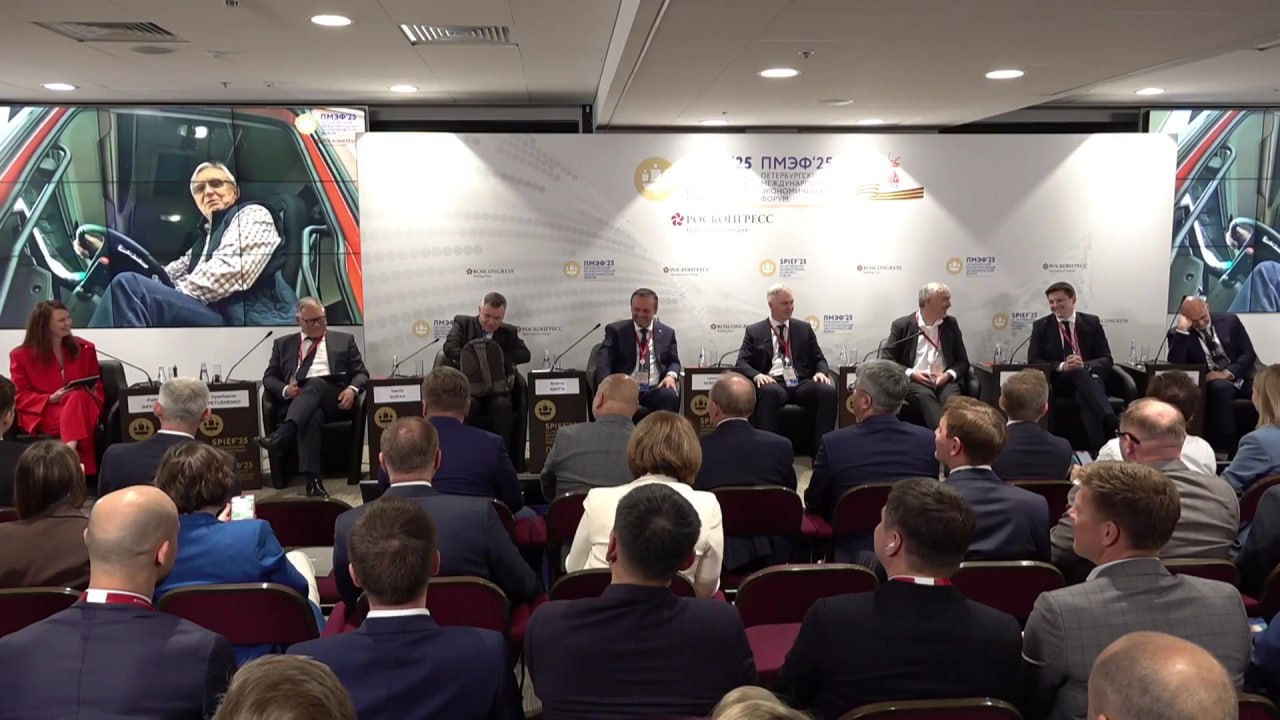 Слухи ПМЭФ-2025: к 2050 году 50% транспорта в России будет беспилотным Факт: цель красивая, но в зале ПМЭФ напомнили - задачи надо решать не к 2050, а уже сейчас. Успех зависит от логистики, платформ, ИИ и регуляторики - не от календаря. На ПМЭФ-2025 прозвучала цель, достойная футуристического романа: к 2050 году 50% транспорта в России должно стать автономным. Эта цифра вошла в стратегию Минтранса и была озвучена как вектор государственной политики. Однако уже в рамках той же дискуссии тезис подвергся критическому переосмыслению: технологическое будущее невозможно откладывать на потом - его нужно реализовывать сегодня. Тем не менее ключевые барьеры - не только технологические. Упор в обсуждении был сделан на: регуляторику, инфраструктуру, межведомственную координацию. Впервые публично был представлен рейтинг дронификации регионов, показавший, что драйверами в беспилоте становятся вовсе не столицы, а регионы - от Рязани до Сахалина. Подробнее на нашем сайте. #новостиНОП #СлухиПМЭФ_2025_НОП НОП - Научно-образовательная политика