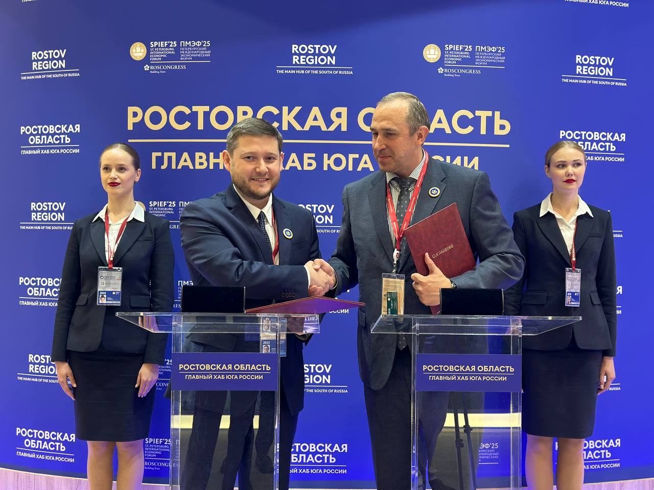 Краснодарский край и Ростовская область объединяют усилия в развитии креативных индустрий На полях Петербургского международного экономического форума регионы подписали соглашение о сотрудничестве, направленное на развитие креативных индустрий. Подписи под документом поставили министр экономики Кубани Алексей Юртаев и министр экономразвития Ростовской области Павел Павлов. – Краснодарский край и Ростовская область обладают большим потенциалом в сфере креативных индустрий, и подписание этого соглашения – важный шаг к его полной реализации. Мы видим уникальную возможность объединить наши ресурсы и сделать Юг России настоящим локомотивом в развитии креативной экономики. Совместная работа позволит нам поддержать талантливых предпринимателей и сформировать привлекательную инвестиционную среду. Уверен, наше сотрудничество станет примером успешной межрегиональной интеграции и откроет новые горизонты для развития креативных индустрий в ЮФО, – отметил Алексей Юртаев.