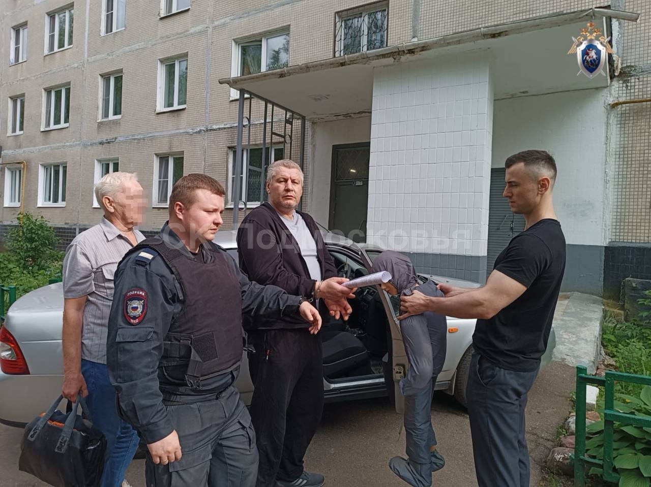 Перед судом предстанет житель Солнечногорска, обвиняемый в убийстве мужчины, совершенном более 20 лет назад Следователем следственного отдела по г. Солнечногорск ГСУ СК России по Московской области завершено расследование уголовного дела в отношении местного жителя 1979 года рождения, обвиняемого в убийстве мужчины, совершенном в 2002 году п. «а» ч. 2 ст. 105 УК РФ . По данным следствия, 27 октября 2002 года между обвиняемым и его знакомым произошел конфликт. В ходе ссоры злоумышленник нанес мужчине не менее одного по голове. Попросив другого своего знакомого помочь с совершением преступления, обвиняемый с соучастником поместили мужчину в автомобиль и вывезли к пруду, расположенному в пгт. Андреевка городского округа Солнечногорск. Прибыв на место, обвиняемый нанес не менее 3 ножевых ранений в область груди потерпевшего, и после поместил тело погибшего в пруд. В рамках работы по преступлениям прошлых лет удалось установить свидетелей, которые на допросе изобличил лицо, совершившее убийство. Следствием проведено большое количество опознаний, очных ставок, допросов судебных экспертиз, которые легли в основу обвинения. Уголовное дело передано в Солнечногорский областной суд для рассмотрения по существу.