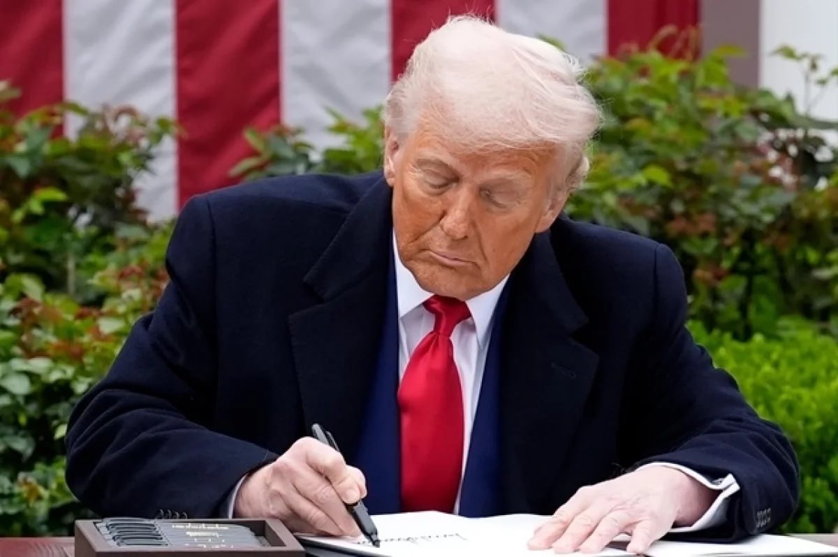 Кино под запретом: Трамп вводит 100% пошлины на иностранное кино Президент США объявил о введении 100% пошлин на иностранные фильмы, назвав их «угрозой национальной безопасности» и «пропагандой». Голливуд теряет позиции из-за стимулов других стран, переманивающих студии. Министерство торговли США и торговый представитель начнут реализацию указа, усиливающего протекционизм. «Киноиндустрия в Америке умирает очень быстро. Другие страны… переманивают наших кинематографистов… Это согласованные усилия… и угроза национальной безопасности» — заявил Трамп. Пошлины затронут фильмы из Европы, Азии и Канады, вызвав критику: цены на билеты вырастут, кинотеатры и стриминг, включая Netflix, пострадают. Американские студии поддерживают указ, рассчитывая на рост производства. Решение усиливает политику Трампа, начатую с пошлин на 185 стран, но рискует изолировать рынок США. Ранее Трамп дал интервью NBC News. Трамп защищает Голливуд, но рискует всем кинорынком США. Осташко! Важное подпишись #важное