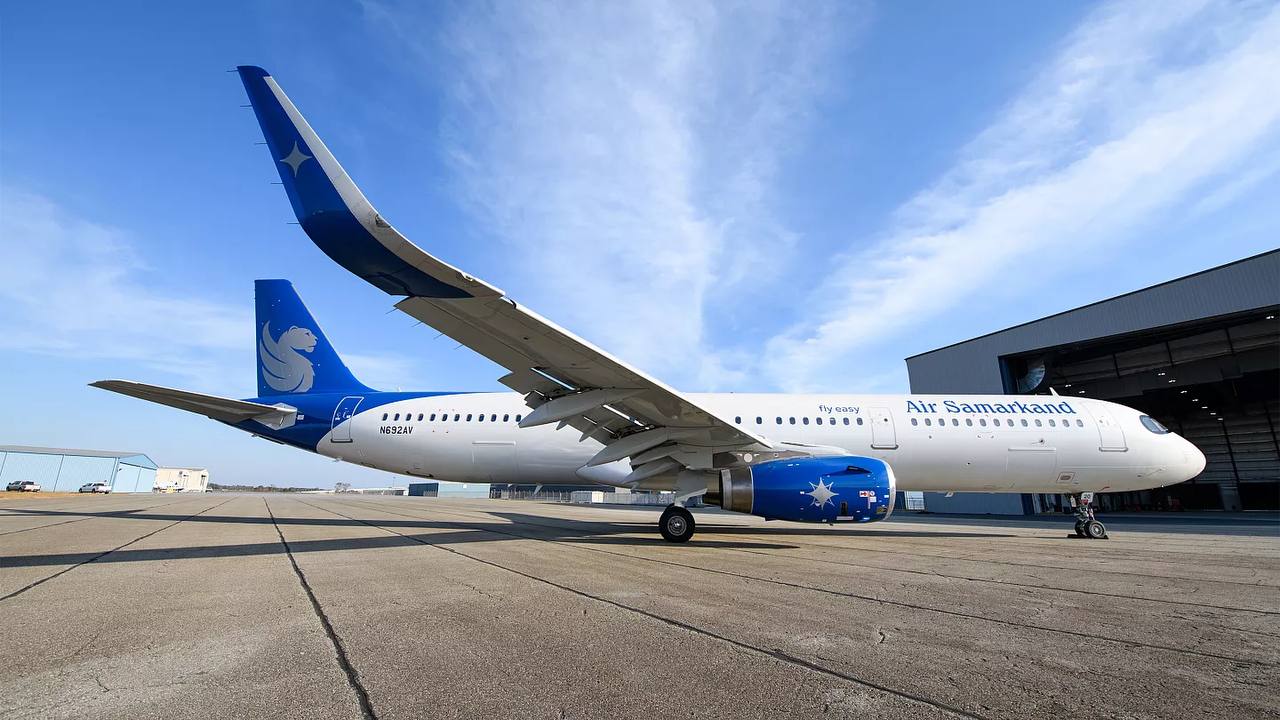 Сотрудники авиакомпании Air Samarkand из России заявляют о серьёзных задержках выплат зарплату им не переводят уже около трёх месяцев Из за финансовых проблем часть работников уже покинула компанию а оставшиеся рассказывают что им не выплачивают даже минимальные суммы на питание и жильё Похожая ситуация по данным СМИ уже происходила весной 2024 года Не пропустите главные новости дня подписывайтесь на EVENT uz