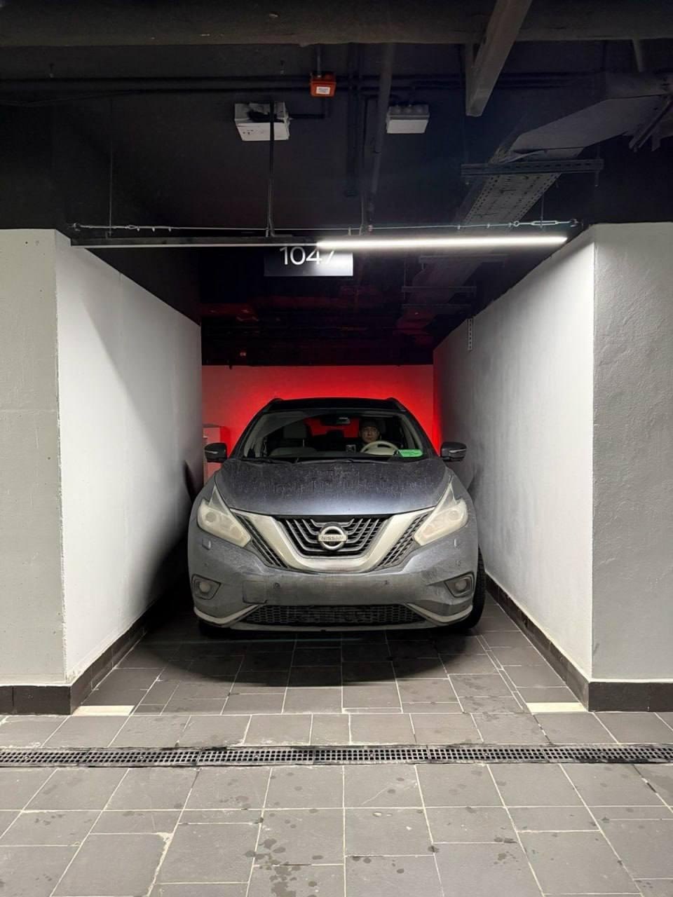 Москвич купил парковочное место за 4 млн рублей и не смог выйти из машины оно оказалось слишком узким чтобы открыть двери Застройщик зачем то обложил его место бетонными стенами теперь он предлагает обменять машиноместо на другое но придётся доплатить ещё 4 млн так как цены на парковку с момента покупки выросли в 2 раза Прямой эфир