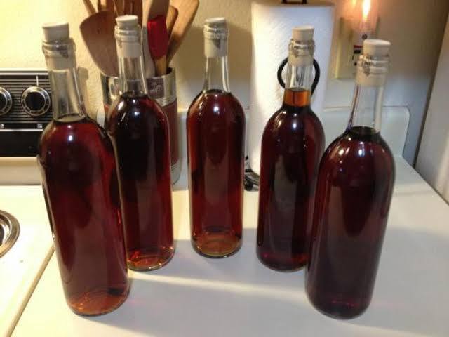 В России начался всплеск отравлений из за домашних настоек Люди экономят на крепком алкоголе поэтому делают спиртное сами в домашних условиях Однако врачи предупреждают что в организм могут попасть метанол и сивушные масла вызывающие сильное отравление veraafanasyeva