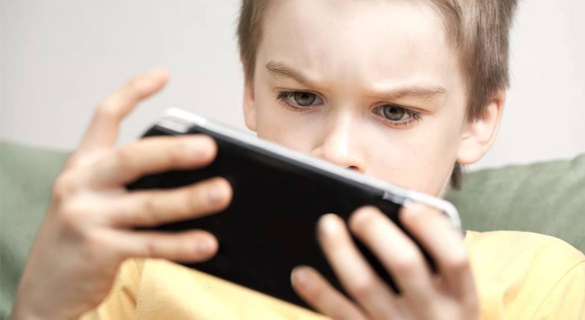 В общественной палате России предложили ввести допуск к соцсетям только с 16 лет В ОП считают что для того чтобы завтра мы с вами не боялись вести наших детей на улицу нужно и дальше проводить политику направленную на введение ограничений ограничить допуск к социальным сетям только с 16 лет а также обеспечивать блокировку онлайн игр в случае отсутствия согласия компаний производителей на регистрацию в российской юрисдикции