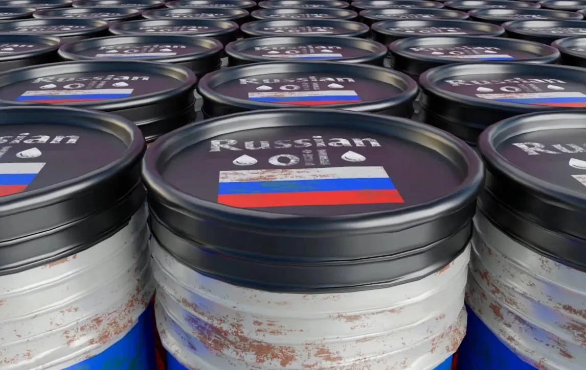 Индия попросила США продлить лицензию на закупки российской нефти из за перебоев с поставками на фоне конфликта на Ближнем Востоке передает агентство Блумберг со ссылкой на источники Согласно этим данным власти в Нью Дели предупредили Вашингтон что стабильность нефтяных поставок остается для Индии приоритетом на фоне волатильности рынка и уже ощутимой нехватки топлива в стране Индийская сторона как отмечает Блумберг подчеркнула что вопрос касается энергетической безопасности страны с населением 1 4 миллиарда человек