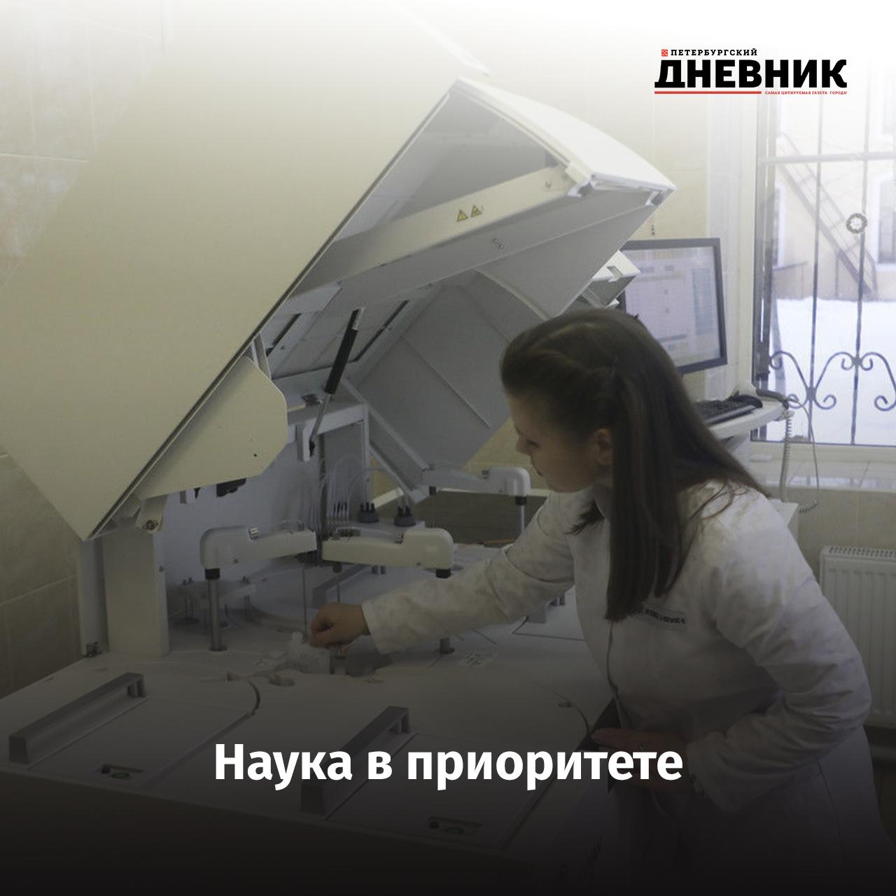 Молодые ученые Петербурга получат 33 миллиона рублей на исследования  В Санкт-Петербурге подведены итоги городского конкурса грантов для студентов и аспирантов. Более 400 научных проектов получат поддержку на общую сумму 33 миллиона рублей. В этом году на конкурс подали почти 1900 заявок из 50 вузов и научных организаций города. Лидерами по количеству победителей стали СПбПУ и ИТМО. Студенты получат по 50 тысяч рублей, аспиранты — по 100 тысяч.  По словам вице-губернатора Владимира Княгинина, поддержка талантливой молодежи и вовлечение её в научную деятельность — один из приоритетов развития города.  Узнать подробнее об итогах конкурса, его победителях и темах проектов можно на сайте Комитета по науке и высшей школе по ссылке.  Фото: Александр Глуз Петербургский дневник