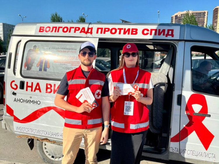 В Волжском посетители торгового центра проверили себя на ВИЧ Накануне, 27 мая, в Волжском прошла акция «Сдай кровь на ВИЧ», направленная на борьбу с распространением вируса иммунодефицита человека. Как рассказали Волжский.ру в комитете здравоохранения, на территории ТРК «ВолгаМолл» все желающие могли пройти бесплатный анонимный тест на ВИЧ-инфекциюпод руководством квалифицированных медицинских специалистов. Подробнее на Волжский.ру: