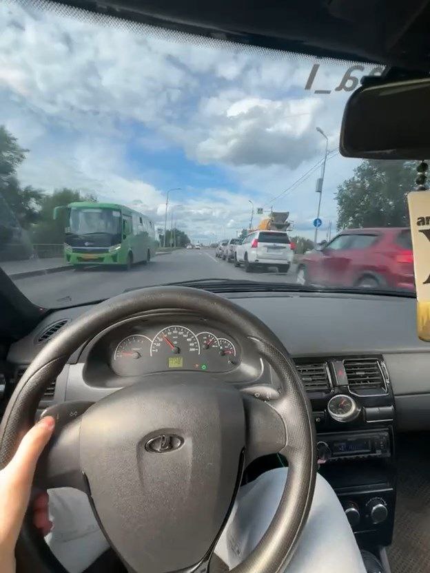 19-летний блогер, два раза выехавший на встречную полосу на автомобиле "Лада Приора", записав это в своем ролике,привлечен к ответственности сотрудниками Госавтоинспекции в Тюмени. Молодой человек снимал видеоконтент с грубыми и сознательными нарушениями ПДД и выкладывал его в сеть. Все это вызвало закономерное возмущение тюменцев, которым приходится делить дорогу с такими водителями. Однако, в кабинете командира полка ДПС Госавтоинспекции Игоря Швеца молодой человек, что называется, "включил заднюю", утверждая, что у него схватило и живот и он ездил по городу, пытаясь попасть в лечебные учреждения. На автомобиле нарушителя нет регистрационных знаков, он пояснил, что потерял номера во время дождя. Так ли это, выяснит суд, куда направлен административный материал в отношении водителя за езду без госномеров. Сотрудники Госавтоинспекции привлекли начинающего водителя к ответственности за выезд на встречную полосу со штрафом 7500 рублей. О личности нарушителя, чей водительский стаж менее года, говорит его "послужной" список: 4 превышения скоростного режима и 5 нарушений правил светопропускаемости стекол. Обращайтесь в Госавтоинспекцию,, если Вам станет известно о нарушении ПДД этим водителем. Теперь мы знаем, как его искать."