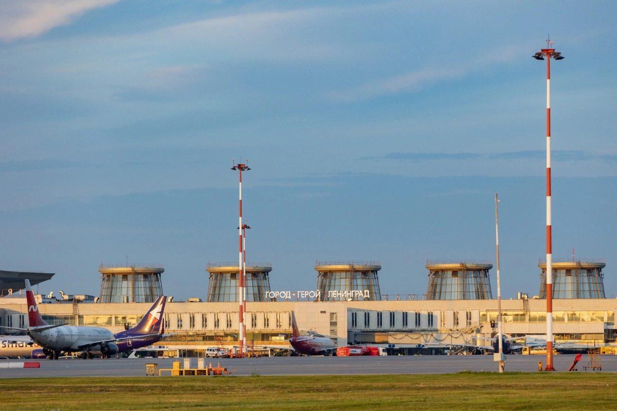 Пулково понес ущерб от налетов беспилотников в 150 млн рублей  Аэропорт Пулково оценил ущерб от отмен и задержек рейсов после атак беспилотников в 100–150 млн рублей. Потери авиакомпаний, по оценкам, могут быть еще выше.  «На показатели пассажиропотока в основном влияют отмены рейсов, которые вынуждены объявлять авиакомпании в период ограничений воздушного пространства», — рассказала директор по авиационной коммерции ООО «Воздушные ворота Северной столицы» Асият Халваши.    Чтобы сохранить пассажиропоток, перевозчики объединяют рейсы и используют более вместительные самолеты.  Фото: Смышляев Алексей, PhotoXPress   Читать РБК Петербург
