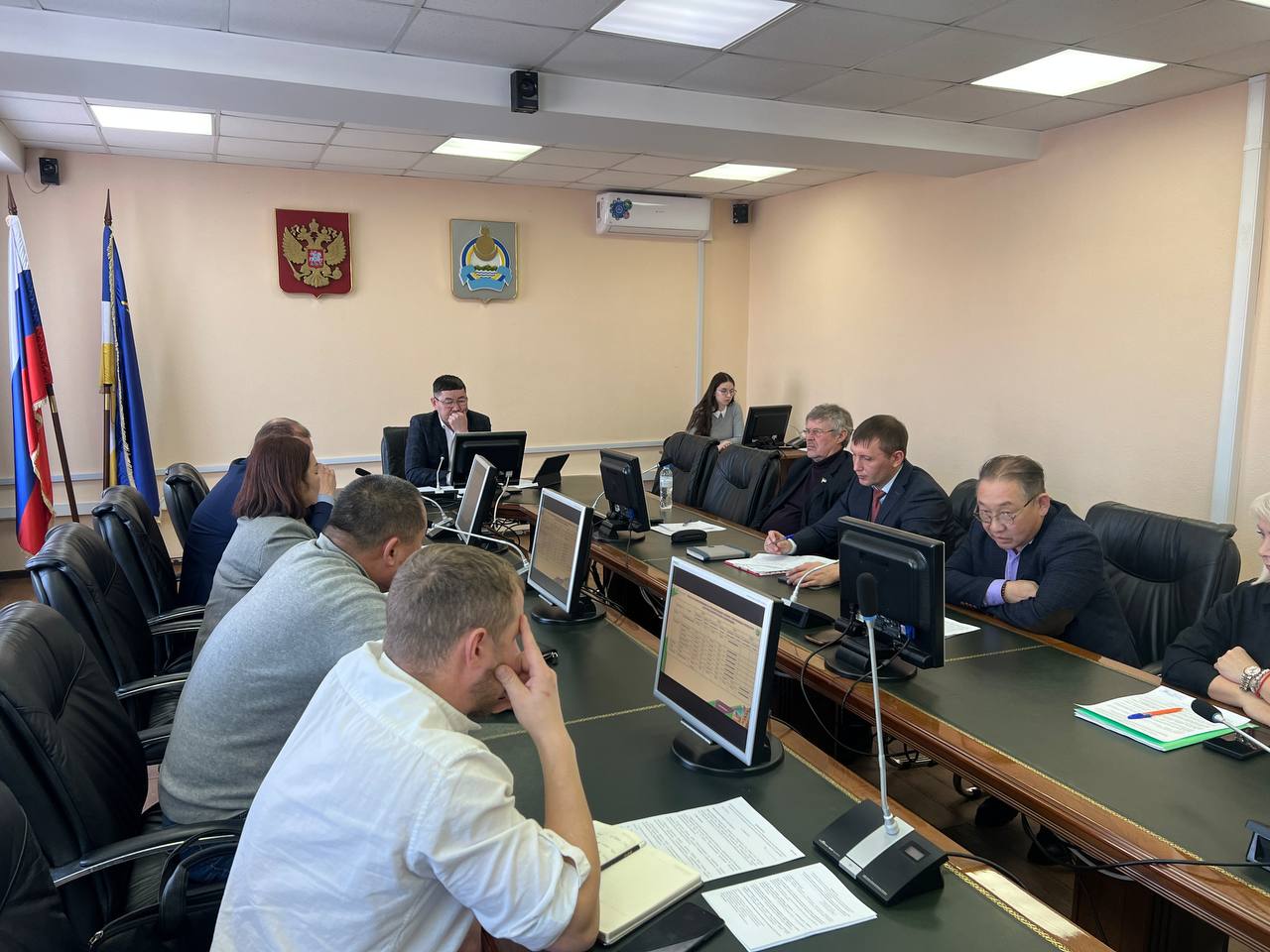 В 2030 году Бурятия обеспечит себя своими семенами В Минсельхозпроде обсудили обеспечение аграриев семенами на будущий год Так засуха и влажная осень также сказались на семенном фонде По словам руководителя Россельхозцентра Намжила Мардваева засыпка семян на будущий год упала почти вдвое до 9 79 тыс тонн Тем не менее в наличии еще 1 351 тонны некондиционных семян которые можно отделить от сорняков Основные надежды сейчас связаны с БурНИИСХ Институт в этом году получил первый урожай в 18 тонн По планам института выйти на необходимые мощности получится в 2030 году Чтобы ускорить процесс руководителем Александром Улановым было предложено передавать первые партии передовым хозяйствам для помощи в размножении это позволит выйти на необходимые мощности уже в 2028 году Помочь науке уже вызвались Куйтунское и Куналей агро В итоге было решено разработать план развития семеноводства до 2030 года дать заказ и выделить институту орошаемый участок Минсельхоз ТГ канал Минсельхоз MAX