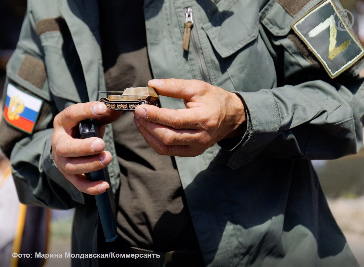 Губернатор Свердловской области Денис Паслер поручил на 200 тыс руб увеличить размер единовременной выплаты жителям региона которые заключили контракт с Минобороны для участия в специальной военной операции СВО Теперь она составляет 2 7 млн руб С учетом федеральной единовременной выплаты от Минобороны в 400 тыс руб общий размер выплаты уральским бойцам достиг 3 1 млн руб Подписывайтесь на Ъ Урал