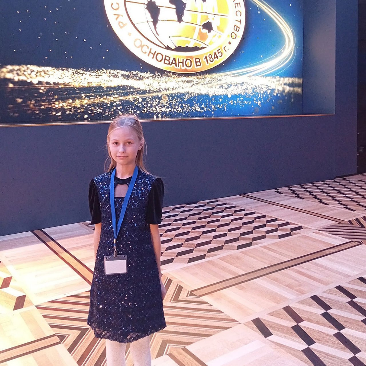 Школьница из Новокуйбышевска вошла в тройку финалистов престижной российской премии Русского географического общества 23 октября в Кремлёвском дворце состоялась церемония объявления победителей Премии Русского географического общества В номинации Лучший детский проект в тройку финалистов вошла Анастасия Ложкина из Центра технического творчества НОВАпарк Новокуйбышевска Она мечтает стать поваром но также интересуется экологией В прошлом году Настя сделала проект Вермигрядка Создав вермикомпостер по переработке органических отходов в питательный грунт при помощи дождевых червей Настя переработала 10 кг отходов в 6 кг биогумуса Её проект был заявлен на Премию Русского географического общества И получил высокую оценку